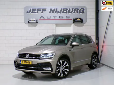 Volkswagen Tiguan 2.0 TSI DSG 220PK 4Motion Highline R-Line "Automaat" Full-LED Trekhaak Apple-Carpl