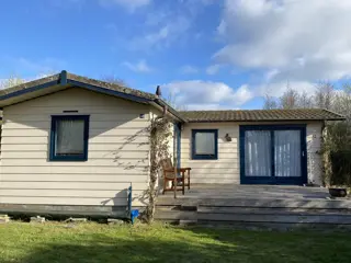 Een compleet chalet op een royaal terrein met veel privacy