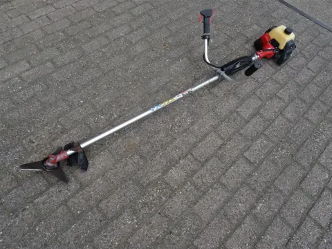 Robin NB 411 bosmaaier