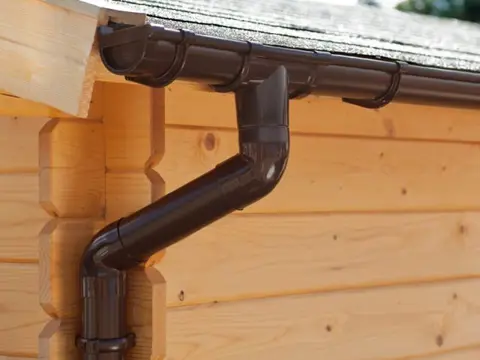 Bestel nu voor uw tuinhuis een bruine pvc dakgotenset!