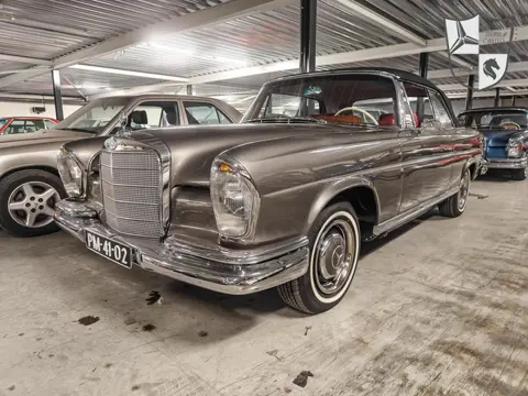 Mercedes-Benz W111 220 SE