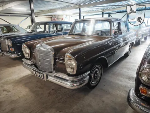 Mercedes-Benz W111 220 SE | Airco Stuurbekrachtiging