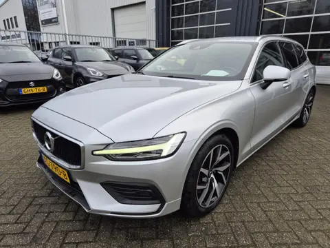 Volvo V60 2.0 T5 Momentum / Pilot Assist / Camera