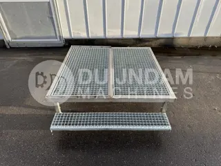 Oudijk Platform /plateau met 1 trede 129 x 134 cm