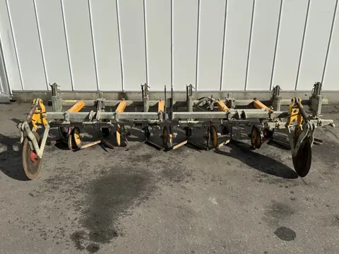 Rumptstad RSQ2000 schoffelmachine, 6-rijig met 7 elementen en hydraulische fronthef