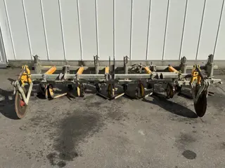 Rumptstad RSQ2000 schoffelmachine, 6-rijig met 7 elementen en hydraulische fronthef