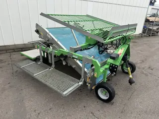 Hortech SLIDE T 150 oogstmachine getrokken door de tractor voor de oogst van babyblad