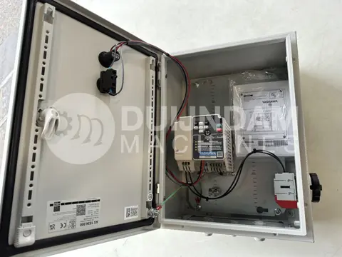 Nieuwe schakelkast met frequentieregelaar voor motoren tot 1,1 kW