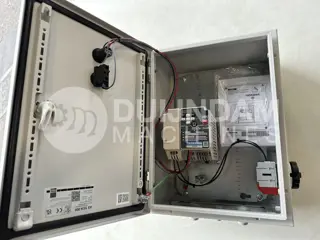 Nieuwe schakelkast met frequentieregelaar voor motoren tot 1,1 kW