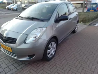 Toyota Yaris 1.0 VVTi +