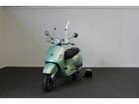 Vespa Scooter GT 200