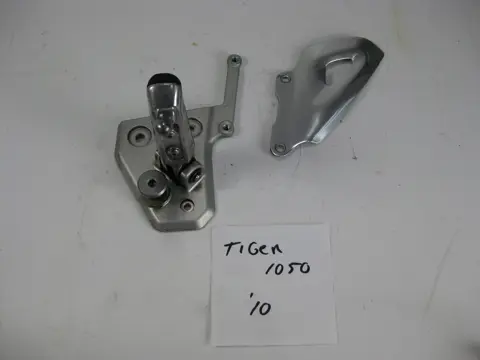 LINKER SCHETSPLAAT Triumph Tiger 1050 2007 - 2010