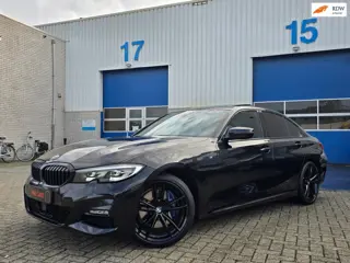 BMW 3-serie 330i High Executive AUTOMAAT/M PAKKET/SCHUIFDAK/PDC