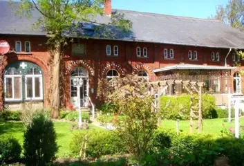 Historische landgoedboerderij, landelijk, oprijlaan, water