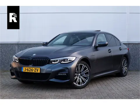 BMW 3 Serie 330e High Ex M-Sport Frozen / Glazen dak / Adaptief onderstel / Electrische stoelen /