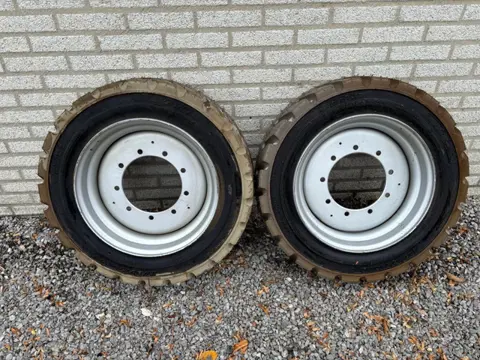 JLG E450AJ, OTR IN240/ 55D17.5 UNUSED solid tires + rims (set of 2)
