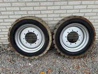 JLG E450AJ, OTR IN240/ 55D17.5 UNUSED solid tires + rims (set of 2)