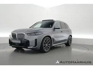 BMW X5 xDrive50e M Sport | Frozen Pure Grey | Stoelventilatie | Stoel+stuurverw.| Pano | HUD | Lucht