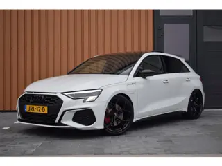 Audi A3 Sportback 45 TFSI e S-line Competition | RS stoelen | Pano | 19"