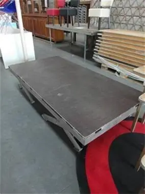 Te huur: podium (meerdere podium elementen).