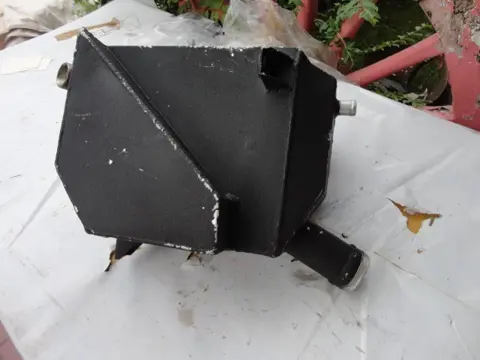 Oil reservoir for Ferrari Testarossa