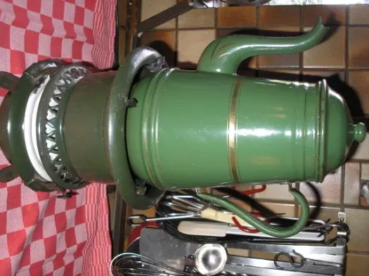 Petroleumstel met groene koffiepot