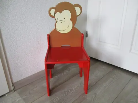 Kleuterstoeltje met Aap erop
