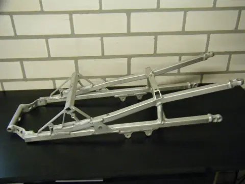 ACHTER SUBFRAME Aprilia RSV 1000 2001 - 2003