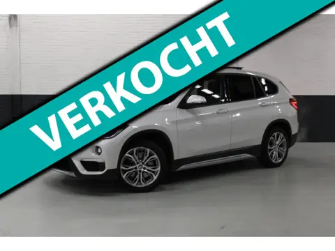 BMW X1 XDrive20i xLine / Pano / HUD / Camera / Leder / Navi
