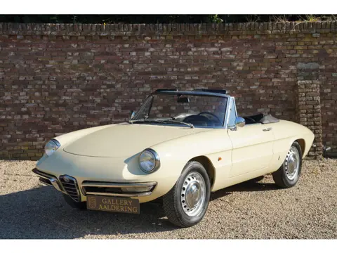 Alfa Romeo Spider Duetto 1600 Restored condition, "Avorio" with a Black leatherette upholstery, Sens