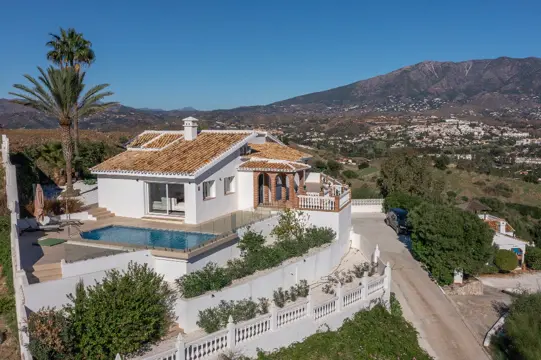 Beautifully renovated villa for sale in Cerros del Aguila, Mijas.