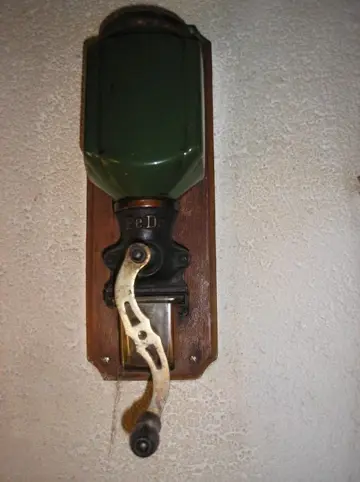 Wandkoffiemolen , pede - groen - erg oud