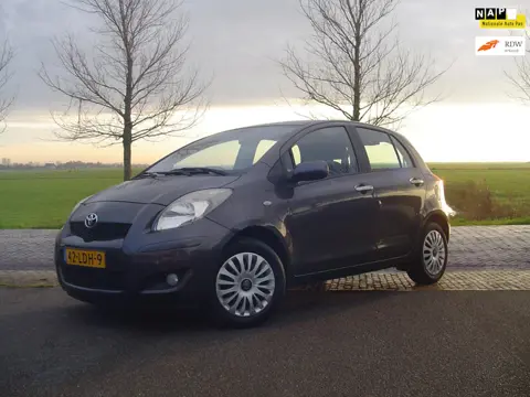 Toyota Yaris 1.3 VVTi Aspiration / Airco / Trekhaak / 6 versnellingen.