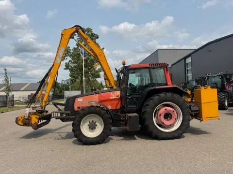 Valtra 8150 hitech met Bos maaiarm met klepelmaaier