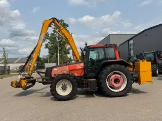 Valtra 8150 hitech met Bos maaiarm met klepelmaaier