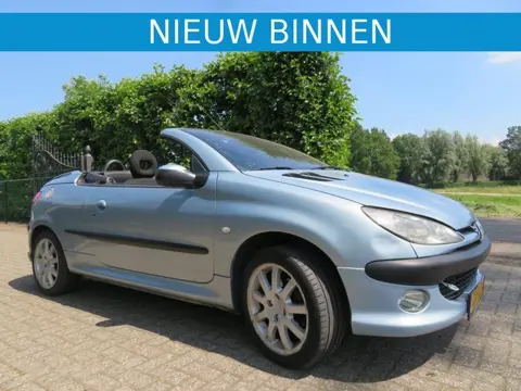 Peugeot 206 2.0i 136pk Cabrio met Airco en Vele Opties !