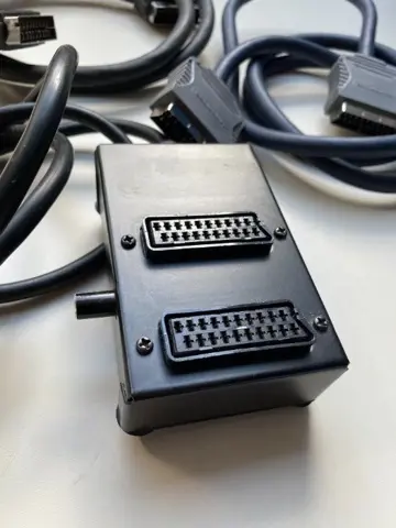 2 poorts scartschakelaar met 2 scartkabels