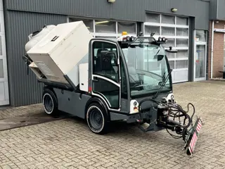 Boschung P4T Werktuigdrager 4x4 Stratenreinigingmachine  Hogedrukspuit Kipper Hoge Reiniger Terrasre
