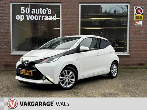 Toyota Aygo 1.0 VVT-i x-play | Airco | Camera | Cruise | Leer | Stoelverwarming