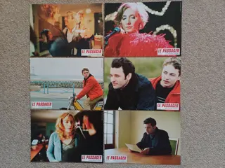 LE PASSAGER lobbycard set.