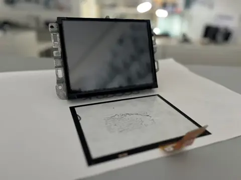 Jeep Compass Renegade 8.4 touchscherm reparatie