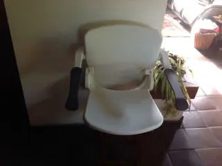 Douchezitting, opklapbaar met rugleuning en armlegger