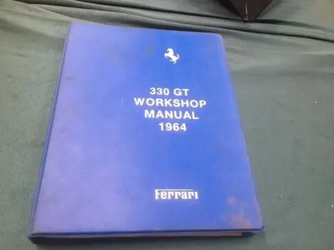 Boeken - Ferrari 330GT, taal Italiaans, 184 pagina's -