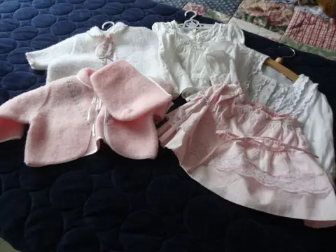 Merk onbekend - Oude poppen of beren kleding