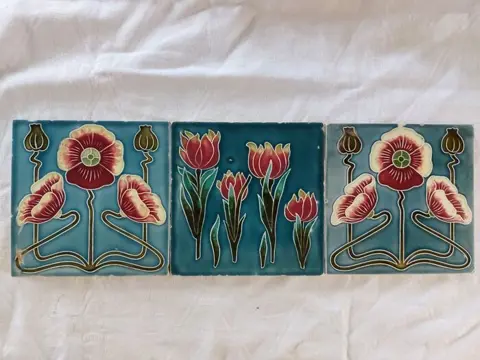 Hans Cristiansen (tegel met tulpen) - Düsseldorfer Tonwerk