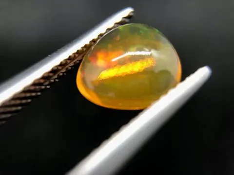 Oranje, Oranje (met play of colour) Vuuropaal - 1.01 ct
