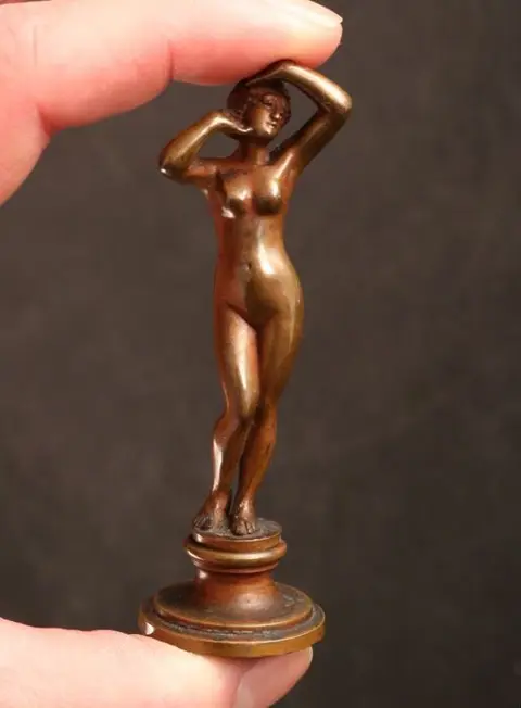 Klein bronzen sculptuurtje naakt