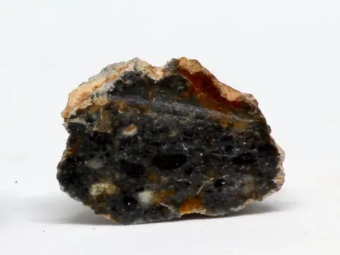 Maanmeteoriet Snit van NWA 15018 - 18×13×3 mm - 1.1 g - (1)