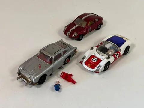 Corgi - 1:43 - Mini Marcos GT850 mit Reifenwechsel, Porsche Carrera 6, Aston Martin DB5 James Bond