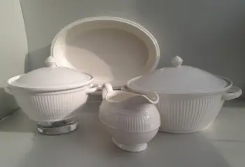 Wedgwood - Ovenschaal, Sauskom, Dekschalen met deksel (4) -
